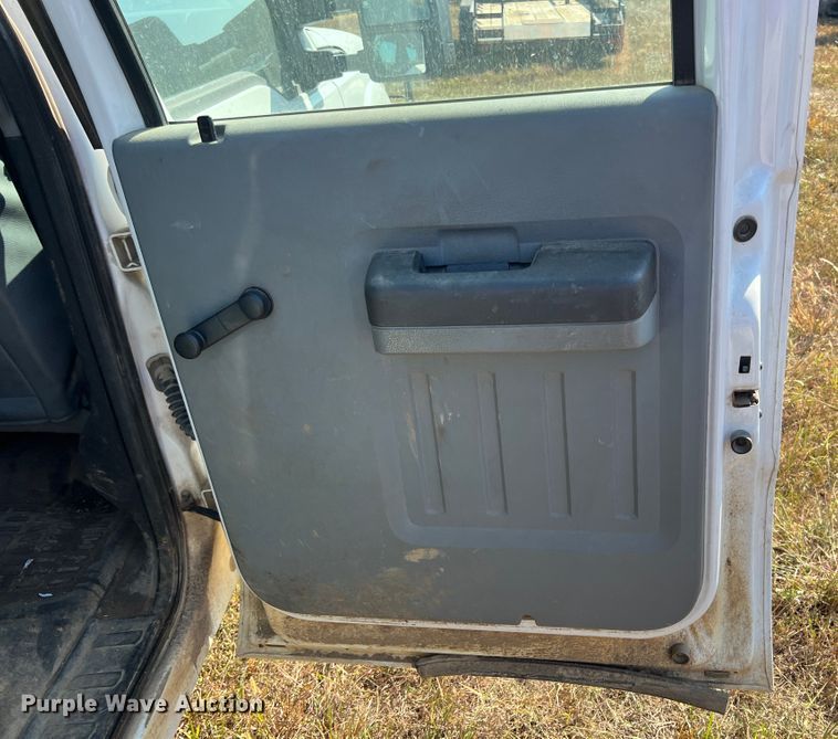 image for item KF9902 2015 Ford F350 Super Duty  Crew Cab flatbed pickup truck