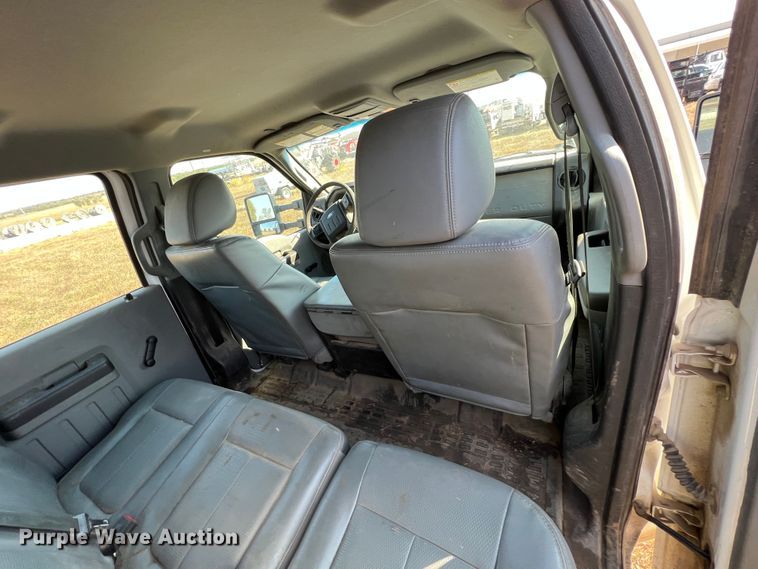 image for item KF9902 2015 Ford F350 Super Duty  Crew Cab flatbed pickup truck