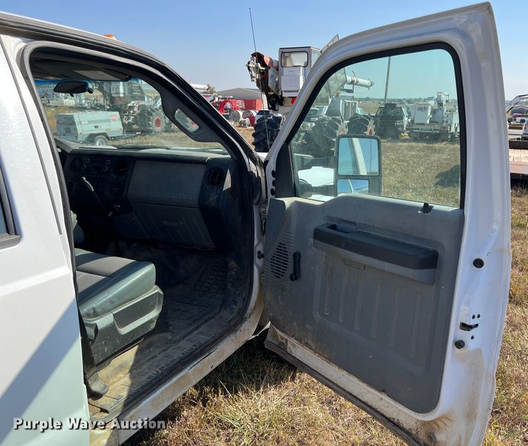 image for item KF9902 2015 Ford F350 Super Duty  Crew Cab flatbed pickup truck