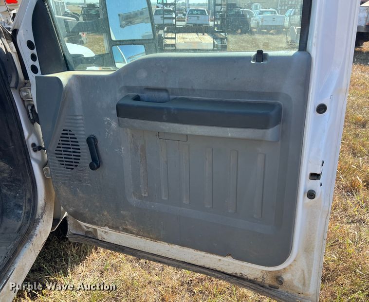 image for item KF9902 2015 Ford F350 Super Duty  Crew Cab flatbed pickup truck