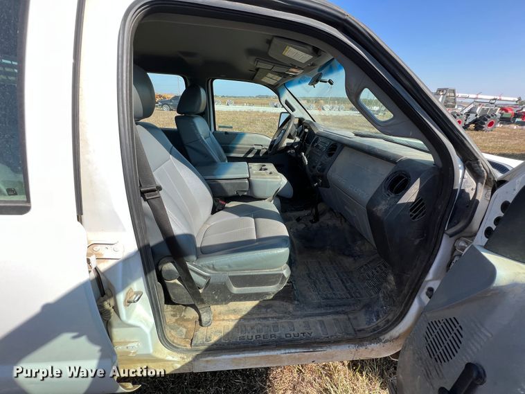 image for item KF9902 2015 Ford F350 Super Duty  Crew Cab flatbed pickup truck