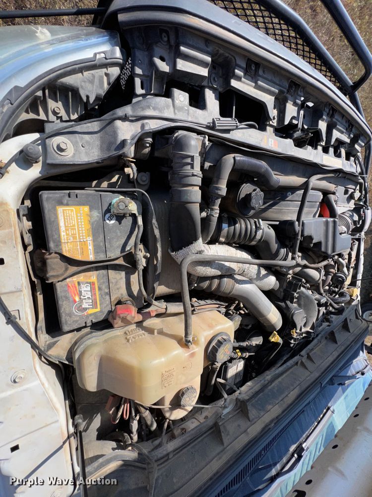 image for item KF9902 2015 Ford F350 Super Duty  Crew Cab flatbed pickup truck