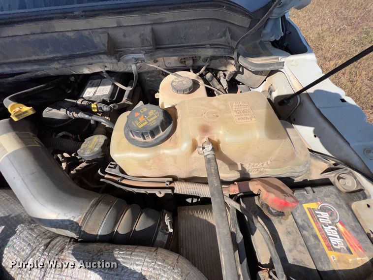 image for item KF9902 2015 Ford F350 Super Duty  Crew Cab flatbed pickup truck