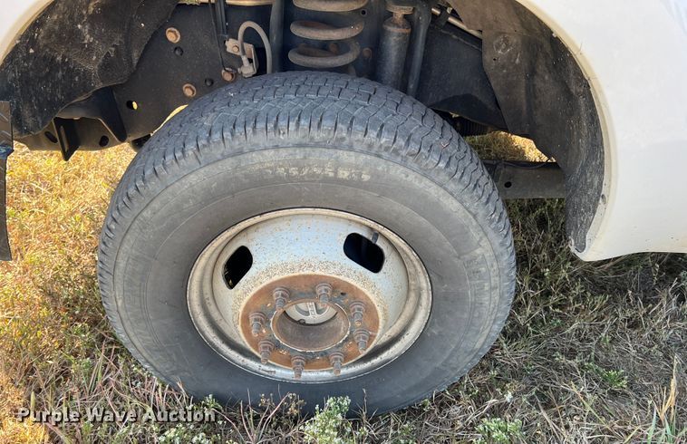 image for item KF9902 2015 Ford F350 Super Duty  Crew Cab flatbed pickup truck