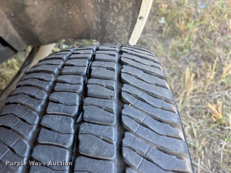 image for item KF9902 2015 Ford F350 Super Duty  Crew Cab flatbed pickup truck