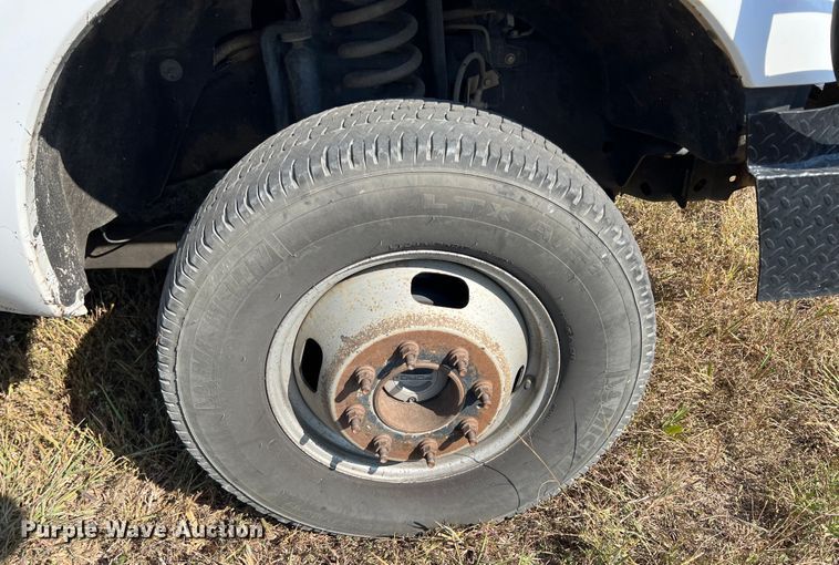 image for item KF9902 2015 Ford F350 Super Duty  Crew Cab flatbed pickup truck