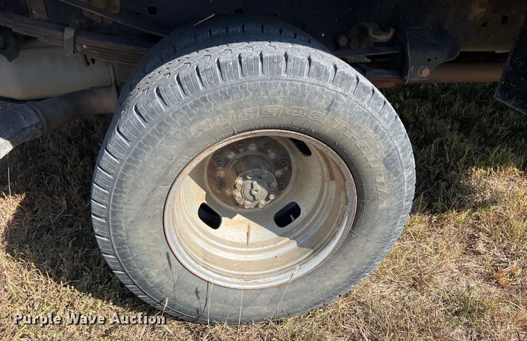 image for item KF9902 2015 Ford F350 Super Duty  Crew Cab flatbed pickup truck