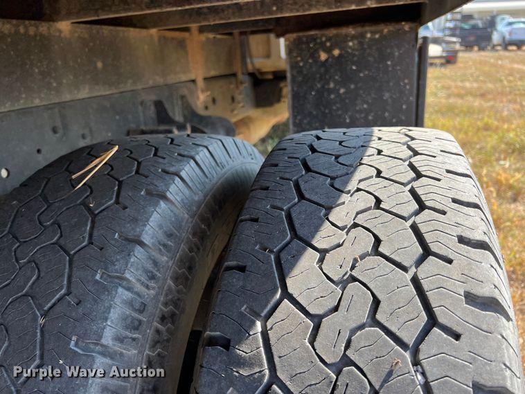 image for item KF9902 2015 Ford F350 Super Duty  Crew Cab flatbed pickup truck