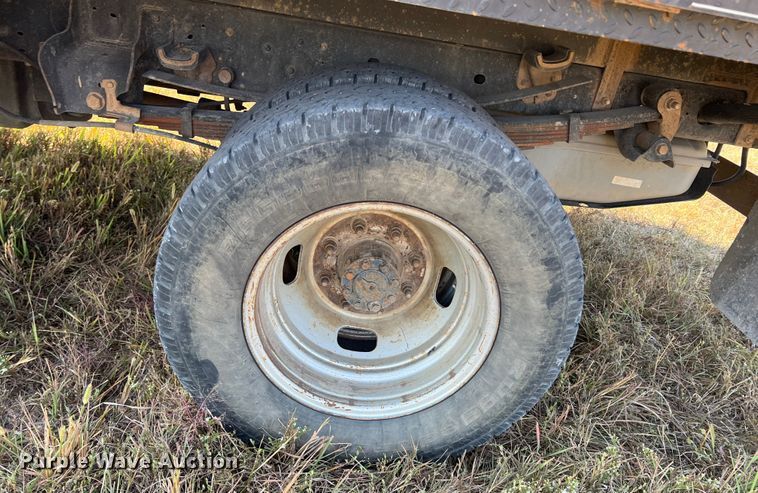 image for item KF9902 2015 Ford F350 Super Duty  Crew Cab flatbed pickup truck