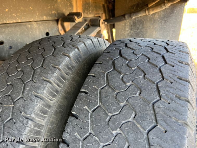 image for item KF9902 2015 Ford F350 Super Duty  Crew Cab flatbed pickup truck