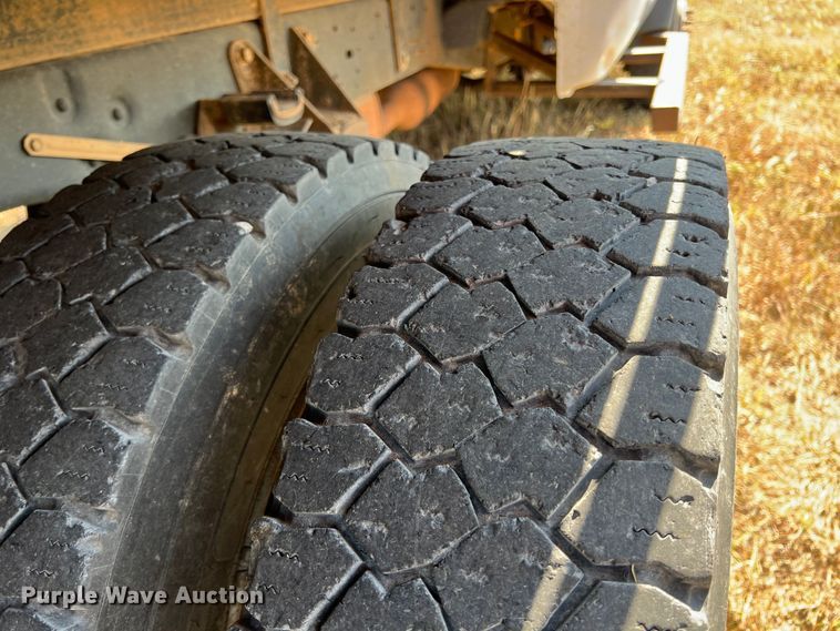 image for item KF9906 2013 Ford F450 Super Duty  flatbed truck