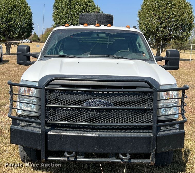 image for item KF9907 2015 Ford F350 Super Duty  Crew Cab flatbed pickup truck