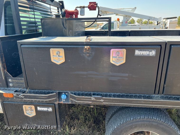 image for item KF9907 2015 Ford F350 Super Duty  Crew Cab flatbed pickup truck