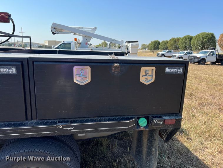 image for item KF9907 2015 Ford F350 Super Duty  Crew Cab flatbed pickup truck