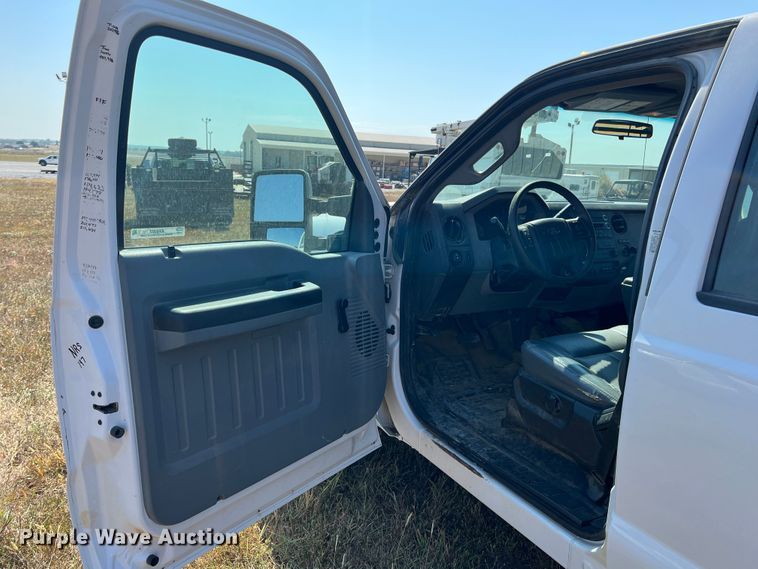 image for item KF9907 2015 Ford F350 Super Duty  Crew Cab flatbed pickup truck