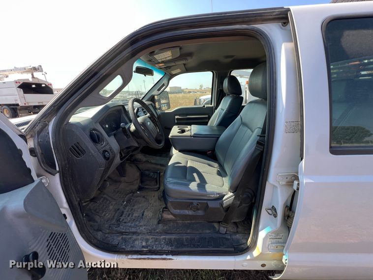 image for item KF9907 2015 Ford F350 Super Duty  Crew Cab flatbed pickup truck