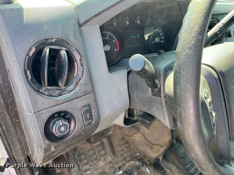 image for item KF9907 2015 Ford F350 Super Duty  Crew Cab flatbed pickup truck