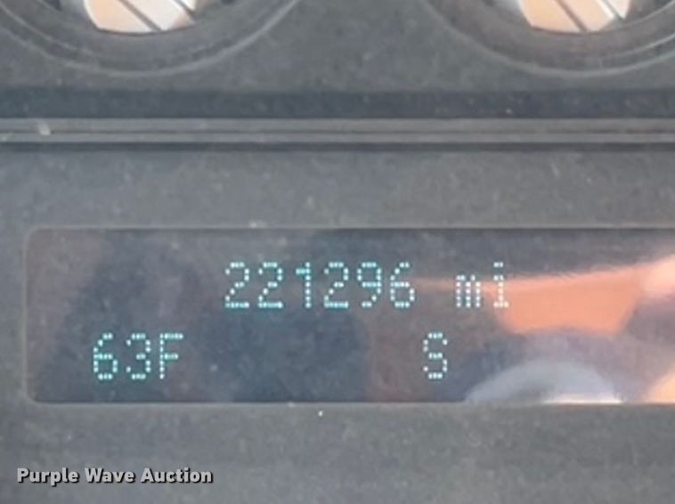 image for item KF9907 2015 Ford F350 Super Duty  Crew Cab flatbed pickup truck