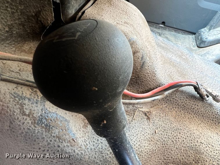 image for item KF9907 2015 Ford F350 Super Duty  Crew Cab flatbed pickup truck