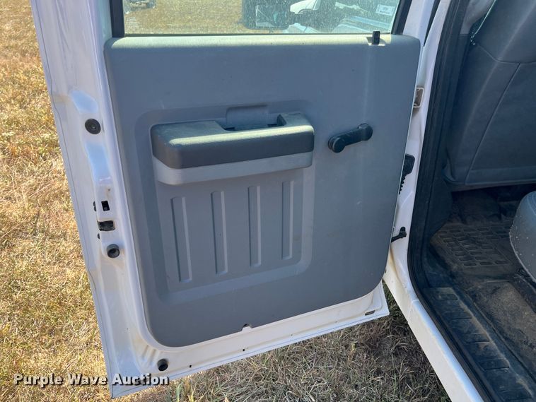 image for item KF9907 2015 Ford F350 Super Duty  Crew Cab flatbed pickup truck