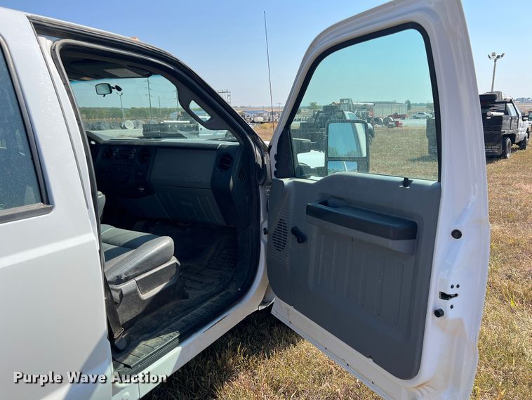 image for item KF9907 2015 Ford F350 Super Duty  Crew Cab flatbed pickup truck