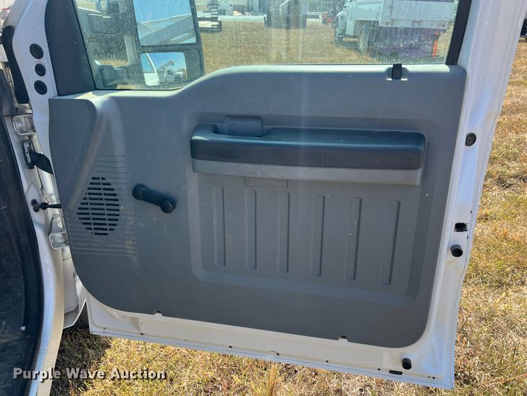 image for item KF9907 2015 Ford F350 Super Duty  Crew Cab flatbed pickup truck