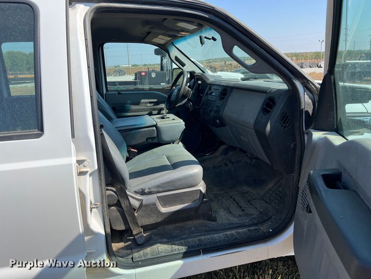 image for item KF9907 2015 Ford F350 Super Duty  Crew Cab flatbed pickup truck