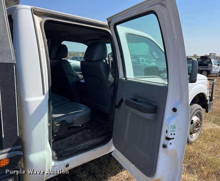 image for item KF9907 2015 Ford F350 Super Duty  Crew Cab flatbed pickup truck