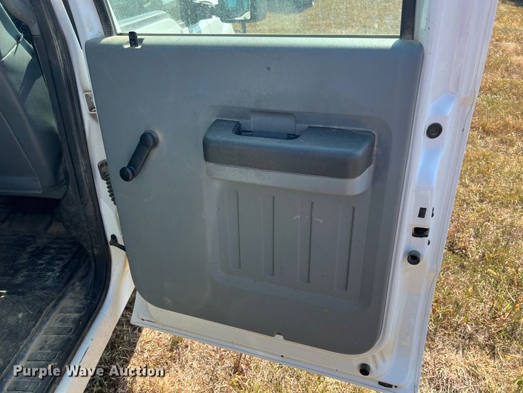 image for item KF9907 2015 Ford F350 Super Duty  Crew Cab flatbed pickup truck