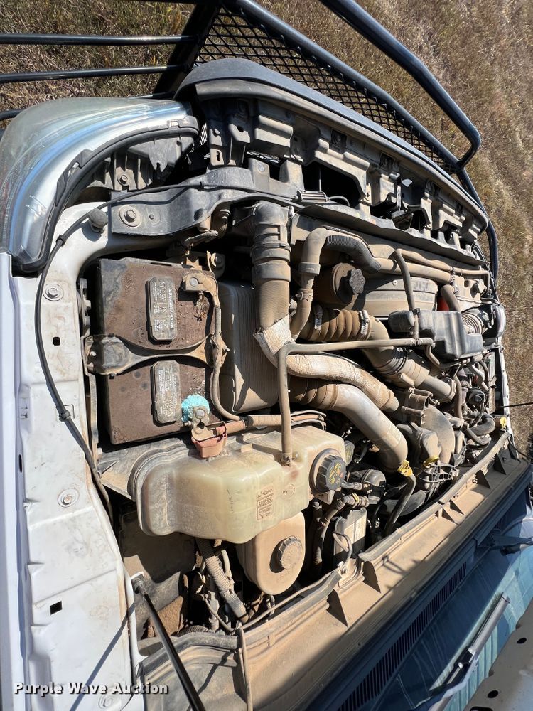 image for item KF9907 2015 Ford F350 Super Duty  Crew Cab flatbed pickup truck