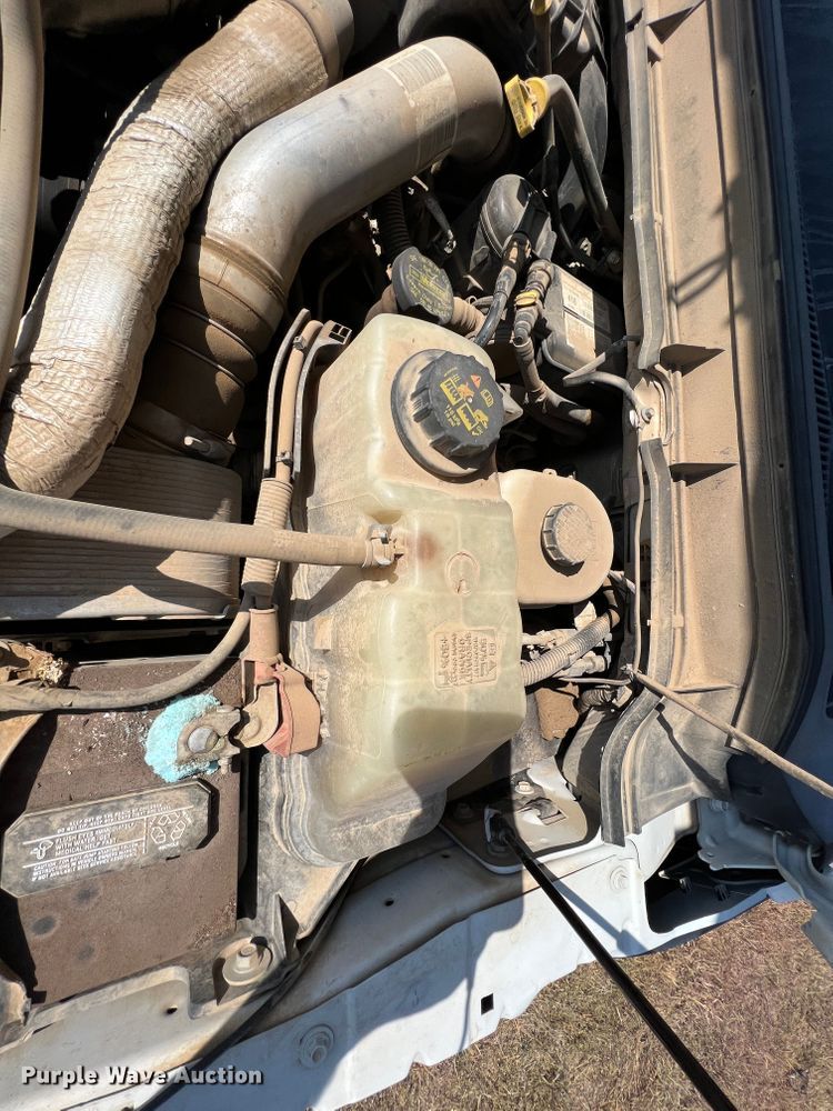 image for item KF9907 2015 Ford F350 Super Duty  Crew Cab flatbed pickup truck