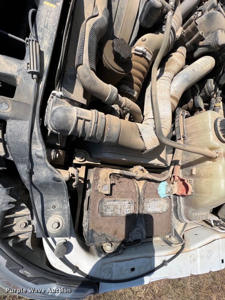 image for item KF9907 2015 Ford F350 Super Duty  Crew Cab flatbed pickup truck