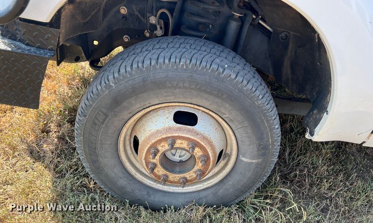 image for item KF9907 2015 Ford F350 Super Duty  Crew Cab flatbed pickup truck