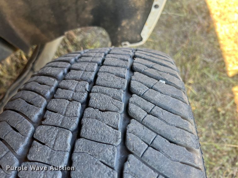 image for item KF9907 2015 Ford F350 Super Duty  Crew Cab flatbed pickup truck