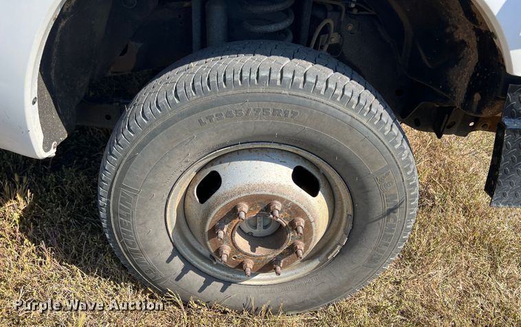 image for item KF9907 2015 Ford F350 Super Duty  Crew Cab flatbed pickup truck