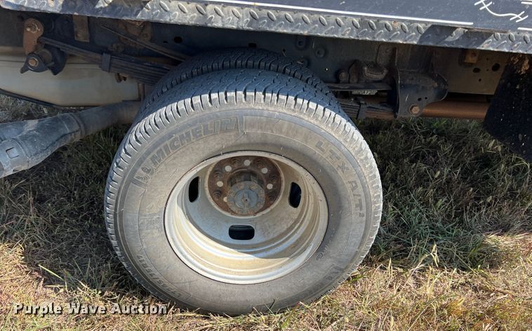 image for item KF9907 2015 Ford F350 Super Duty  Crew Cab flatbed pickup truck