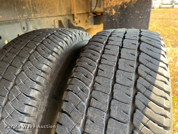 image for item KF9907 2015 Ford F350 Super Duty  Crew Cab flatbed pickup truck