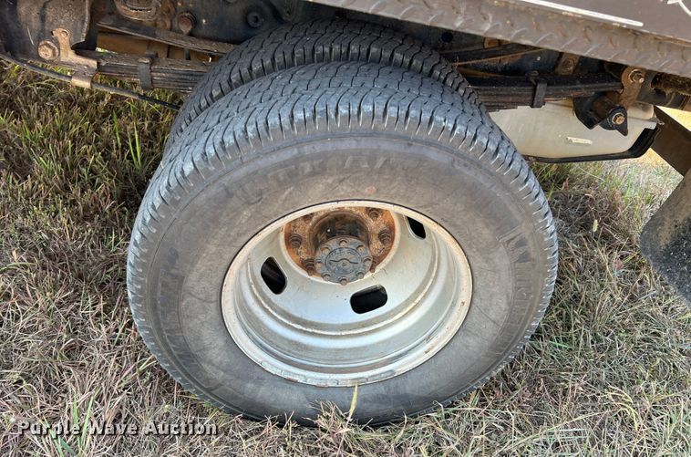 image for item KF9907 2015 Ford F350 Super Duty  Crew Cab flatbed pickup truck