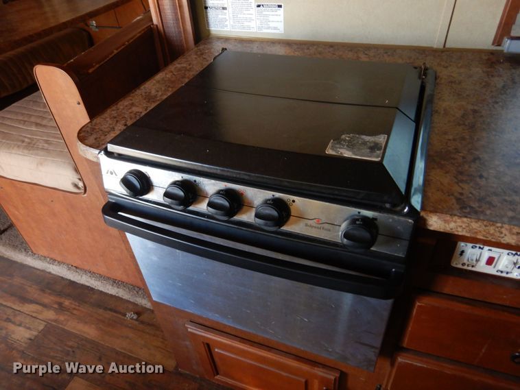 image for item KO9935 2013 Bison Coach 8314  livestock trailer