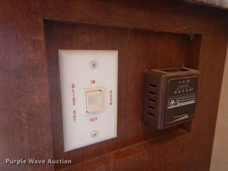 image for item KO9935 2013 Bison Coach 8314  livestock trailer