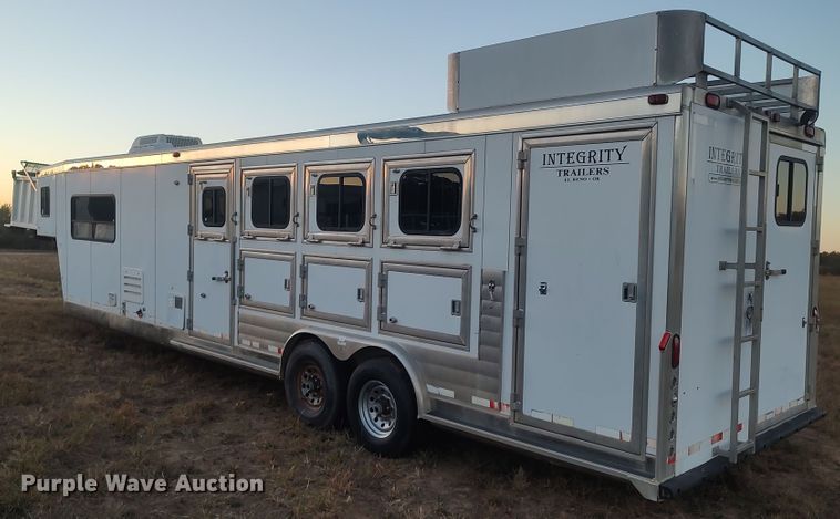 image for item LK9941 2004 Integrity  livestock trailer