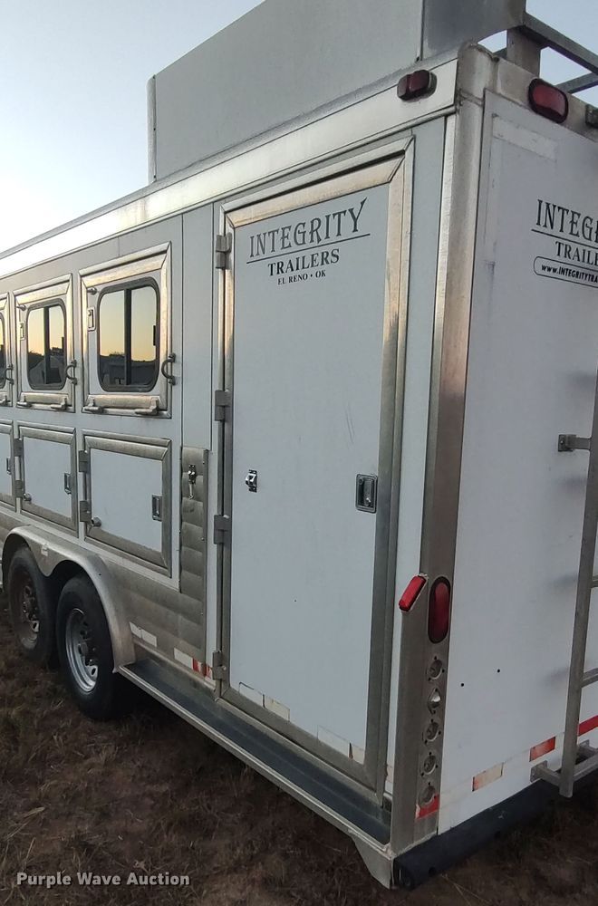 image for item LK9941 2004 Integrity  livestock trailer