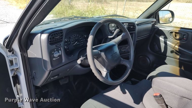 image for item LK9951 2003 GMC Sonoma  Ext. Cab pickup truck