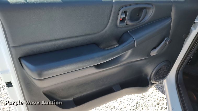 image for item LK9951 2003 GMC Sonoma  Ext. Cab pickup truck