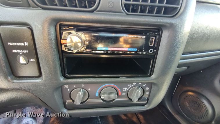 image for item LK9951 2003 GMC Sonoma  Ext. Cab pickup truck