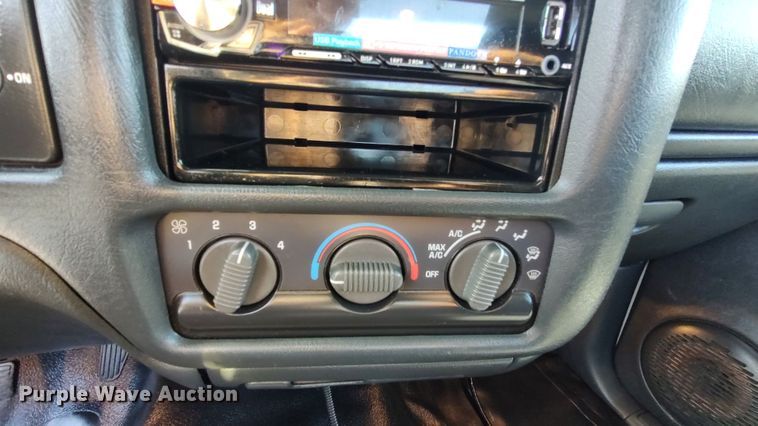 image for item LK9951 2003 GMC Sonoma  Ext. Cab pickup truck