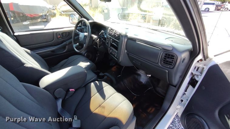 image for item LK9951 2003 GMC Sonoma  Ext. Cab pickup truck