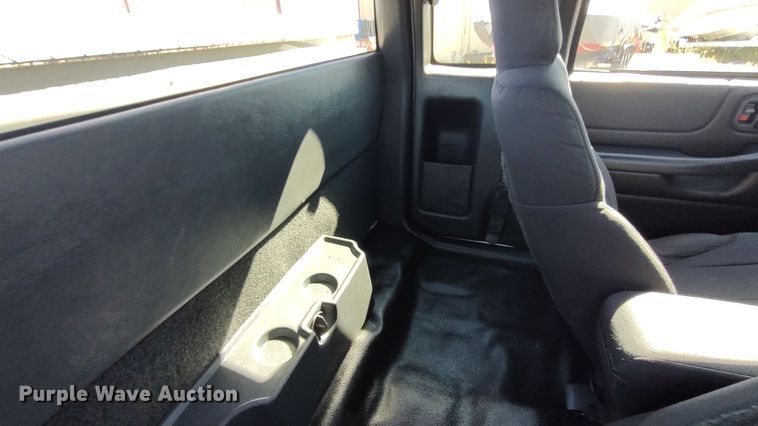 image for item LK9951 2003 GMC Sonoma  Ext. Cab pickup truck