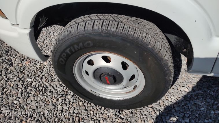 image for item LK9951 2003 GMC Sonoma  Ext. Cab pickup truck