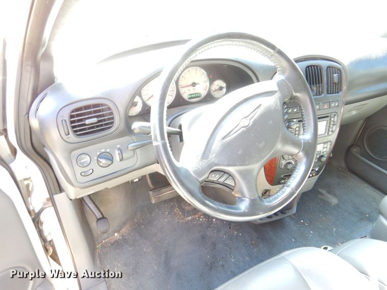 image for item LU9657 2004 Chrysler Town & Country Limited van